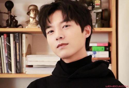 魏天浩的照片,光影交织下的魅力瞬间